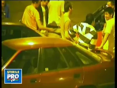 11 studenti filmati in timp ce isi imparteau cu sete pumni si picioare!