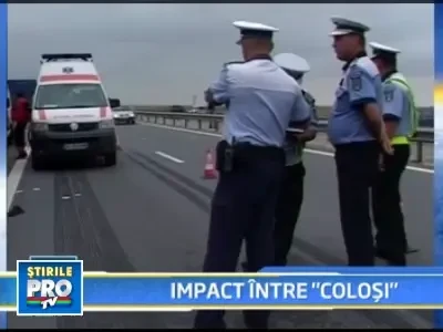 Accident teribil pe A1! Un TIR a intrat intr-un camion militar