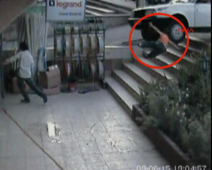 Pusti aruncat in aer de o masina scapata de sub control!