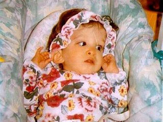 Impresionant! Are 16 ani, dar arata ca un bebelus!