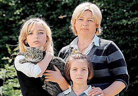 Auci! O pisicuta a stat o saptamana cu o sageata infipta in corp!