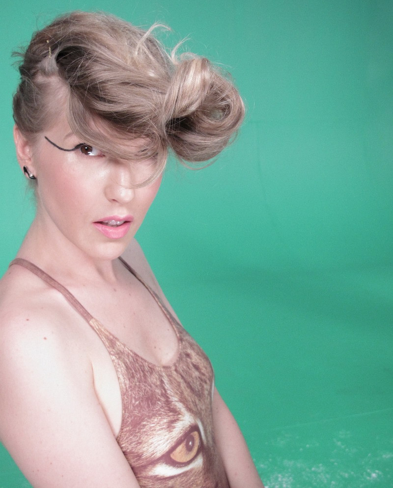 Corina lanseaza "1, 2, 3", cu un nou concept de videoclip!