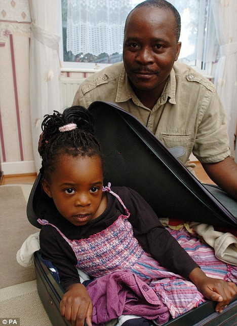 A crezut ca i-a disparut fiica, dar aceasta dormea intr-o valiza