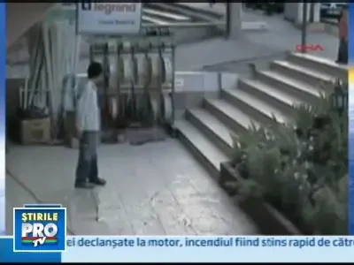 A scapat ca prin minune dupa ce a fost lovit de o masina!