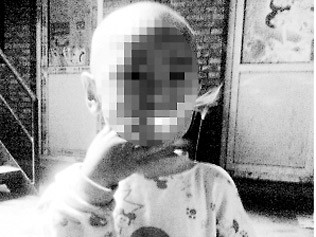 S-a apucat de tigari la 2 ani! Acum, la 4 ani, fumeaza un pachet pe zi!