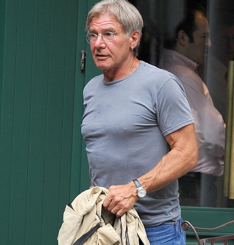 Harrison Ford arata de parca ar avea nevoie de... un sutien!