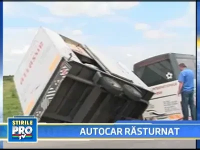 4 persoane la spital dupa ce un autocar cu turisti a iesit de pe sosea!