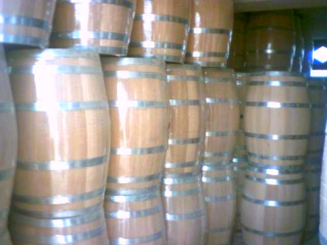 Se intrec la impins butoaie... de bere!