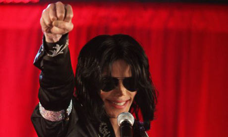 Michael Jackson a murit, aproape ca a luat cu el si Internetul!