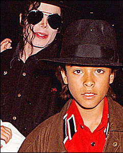SOC! Documente secrete despre Michael Jackson, facute publice de FBI
