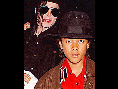 Barbatul care l-a acuzat pe Michael ca i-a abuzat sexual fiul s-a sinucis!