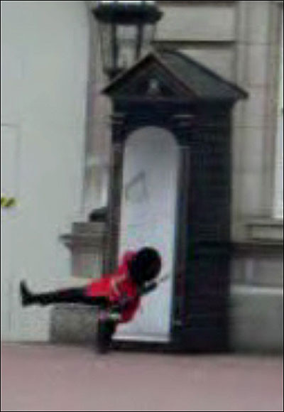 Ooooops! Am alunecat! In fata Palatului Buckingham!