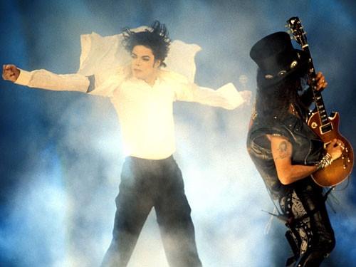 Michael Jackson a vandut post-mortem 2,6 milioane de piese pe internet!