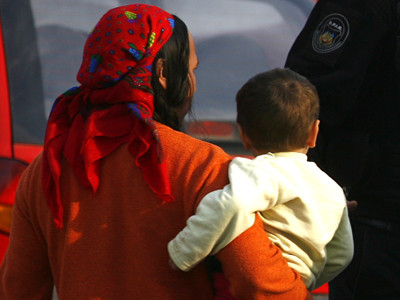 O femeie de etnie roma a lovit un politist francez cu un bebelus