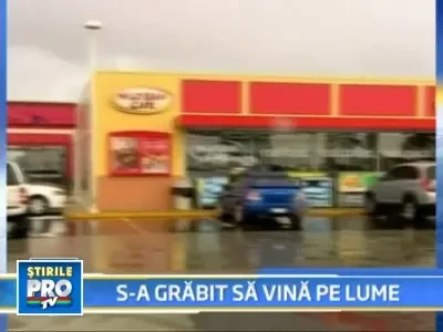 Bebelus nascut in masina parintilor, in timpul unei furtuni cumplite!