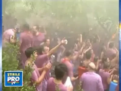 6.000 de oameni s-au batut cu 40.000 de litri de vin in Spania
