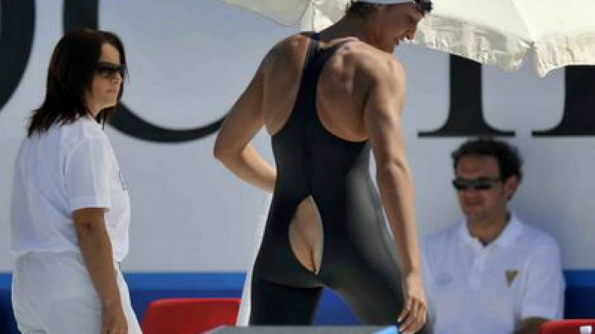 I s-a rupt costumul si a ramas in... fundul gol!