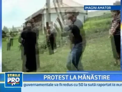 Protest in curtea manastirii!