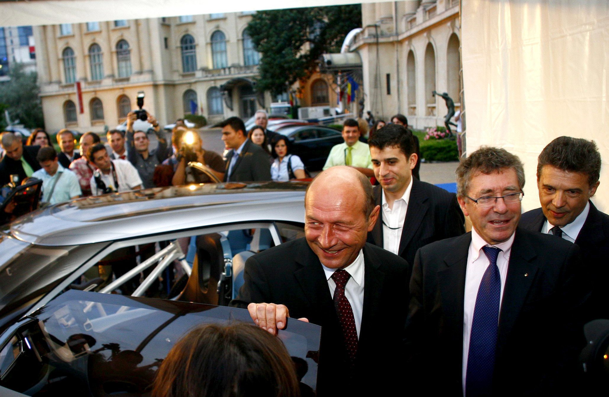 Traian Basescu despre Loganul sau: Merge mai bine decat Guvernul!