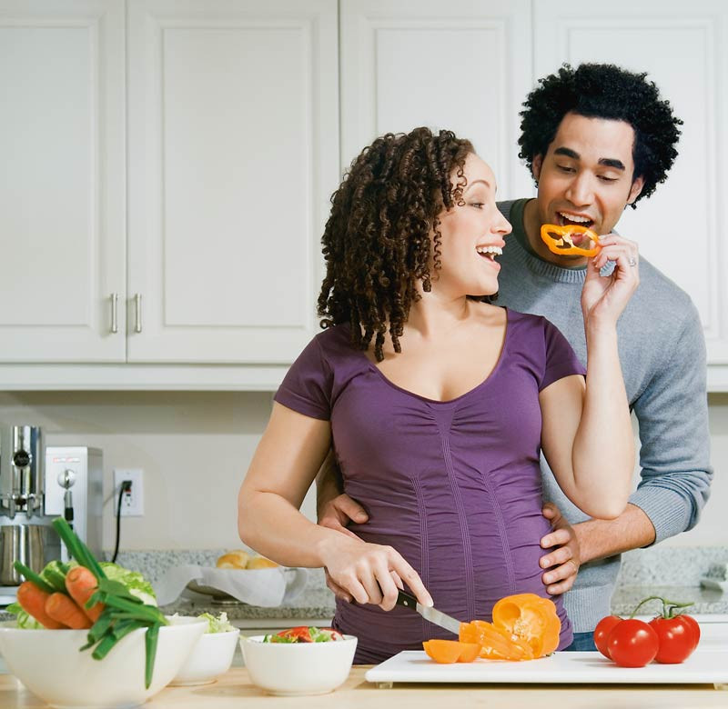 Barbatii se ingrasa in timpul sarcinii partenerelor