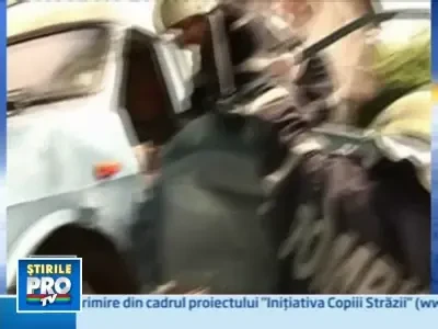 N-a oprit la semnul STOP si a intrat in plin intr-o masina!