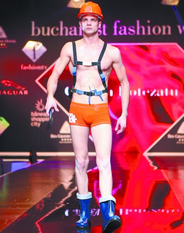 Celebrele SMS-uri ale Monicai Columbeanu catre soferul Ricky!