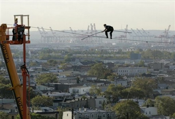 Curaj sau nebunie? A mers pe un cablu de otel deasupra unui rau