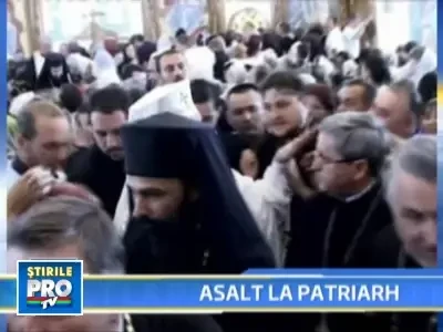 Imbulzeala "sfanta"! 3.000 de credinciosi au vrut sa-l vada pe Patriarh!