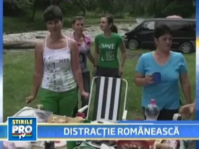 Fum de gratare, miros de mici si tonuri de manele! Distractia la romani!