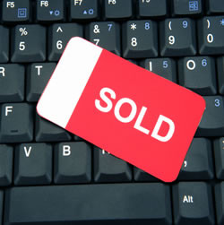 "Vand fotografii cu mama mea, dezbracata!"