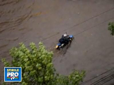 Haos in Hunedoara si Brasov: strazi inundate si cai ferate blocate!