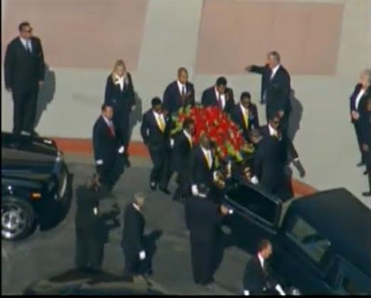 Sicriul cu trupul lui Michael Jackson