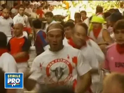 Mii de oameni, alergati de o turma de tauri furiosi. La Pamplona!