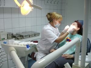 I-au extirpat jumatate din muschii gatului. A ignorat o masea cariata