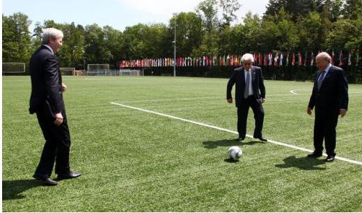 Blatter a cazut mai rau ca Boc! Vezi "dovada"!