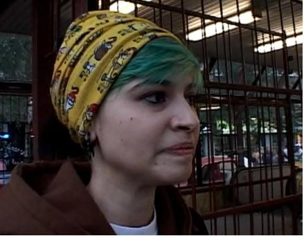 Alice si-a pus masca de gaze pentru o calatorie cu metroul