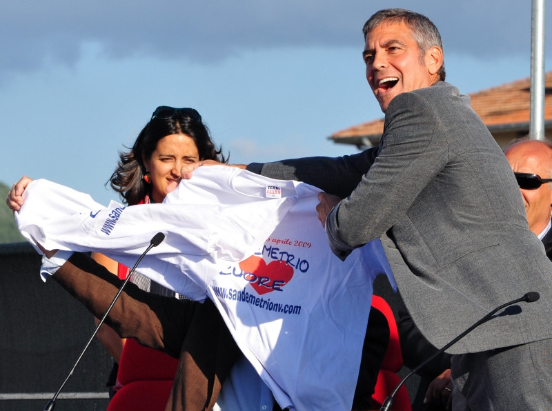 George Clooney a eclipsat summitul G8! I-a facut ochi dulci Carlei Bruni