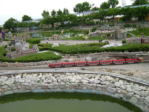 Pasiuni costisitoare! Mii de euro pentru constructia unor gari in miniatura