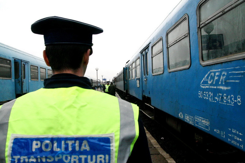 Au scapat cu viata dupa ce masina in care se aflau a fost izbita de tren
