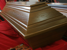 Incurcatura macabra! Rudele s-a trezit ca trebuie sa inmormanteze alt mort