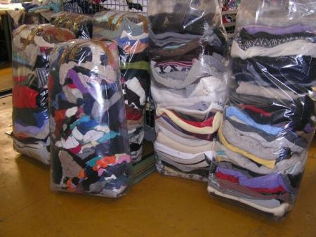 Culmea saraciei. Doi barbati au furat coliva dintr-un magazin, iar altul haine second-hand