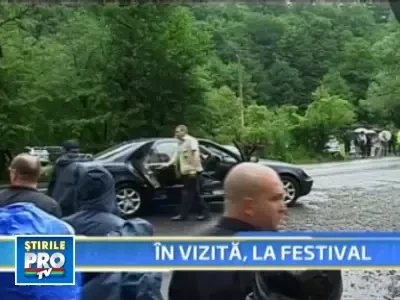 Traian Basescu, intampinat cu tuica si cadorisit cu goblenuri!