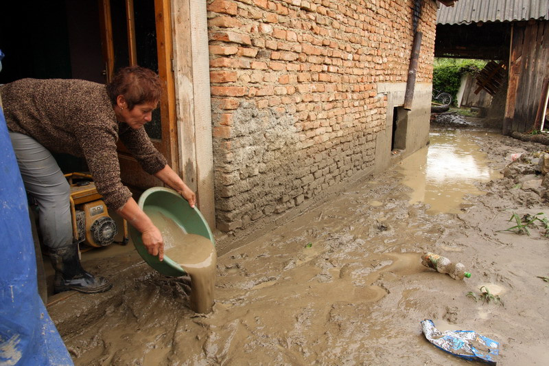 Inundatii in Hunedoara. Un potop de 30 de minute a dus la blocarea unui sat