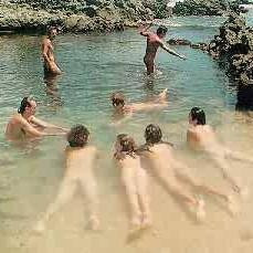 Nudisti, dati-va hainele jos si plonjati in piscine!