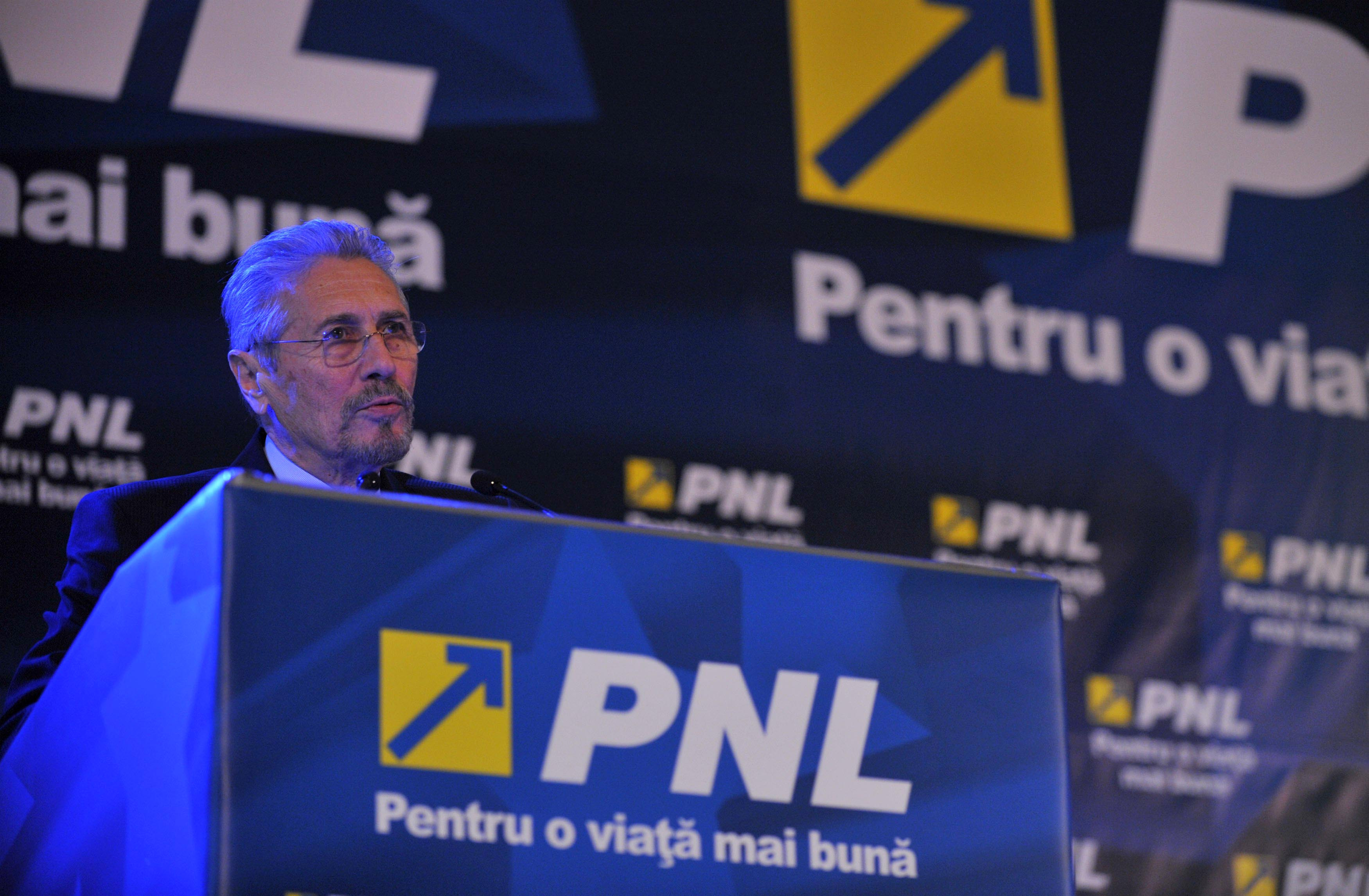 Constantinescu: Lui Basescu trebuie sa-i aratam iesirea pe usa din dos