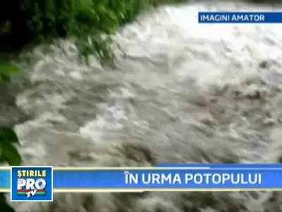 Imagini dezolante dupa inundatii: gospodarii si drumuri distruse!
