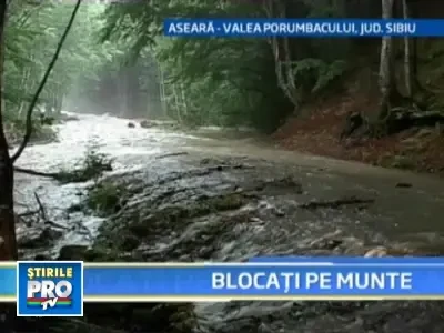 Zeci de turisti, blocati in munti din cauza ploilor torentiale!
