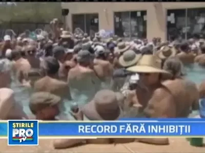 Nudisti, dati-va hainele jos si plonjati in piscine!
