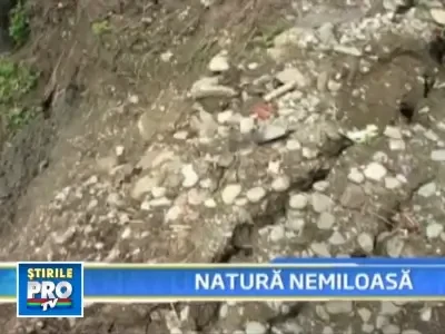 Risca sa ramana sub cerul liber! Casele lor stau sa se prabuseasca!