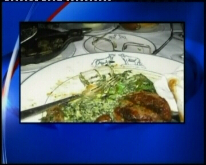 DEZGUSTATOR! Friptura asezonata cu un tampon folosit, la un hotel de lux